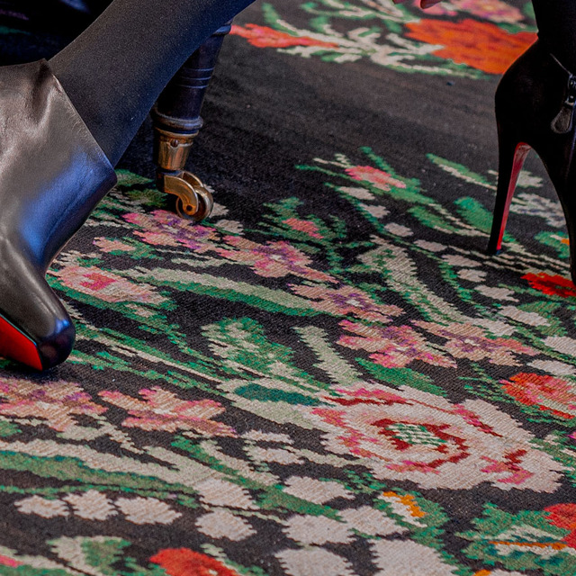 Zmarszczywszy dywan przy przymierzaniu botków odczuwam podskórne ciarki .