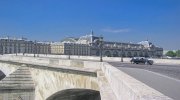 Widok na gmach z mostu nad Sekwaną